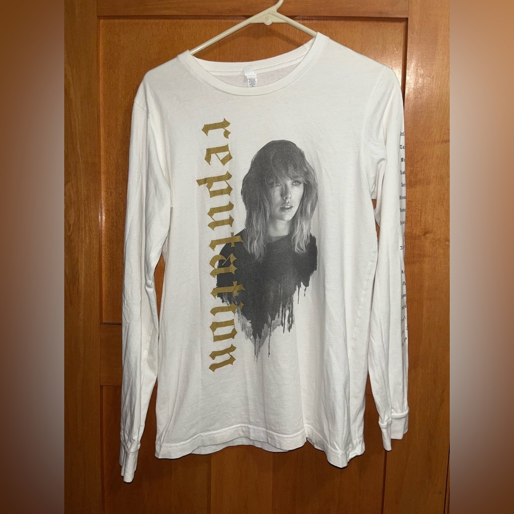 Taylor Swift Shirt  Medium Country Pop Music Concert Tour Reputation Stadium​